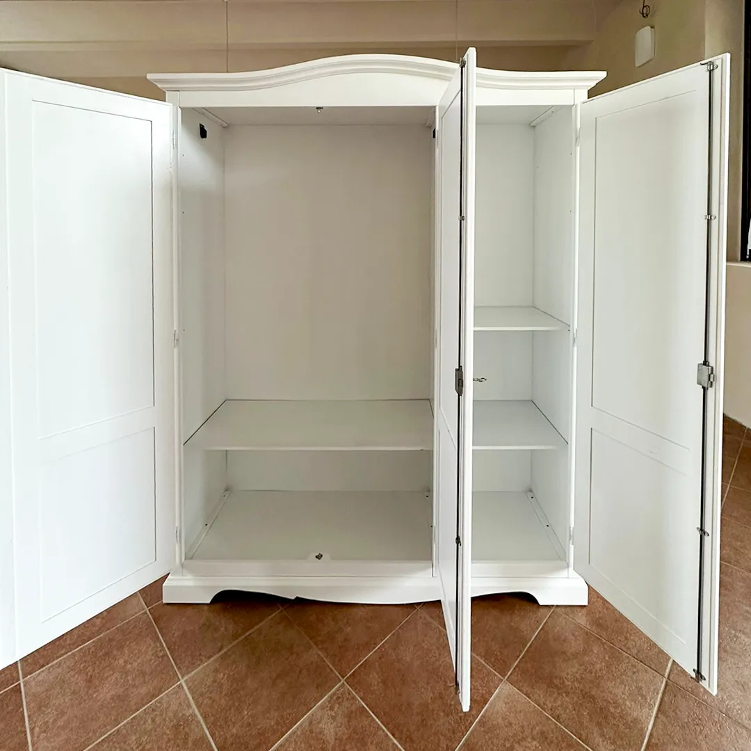 Guardaroba classico a tre ante Marca Design, finitura artigianale in legno per camera da letto